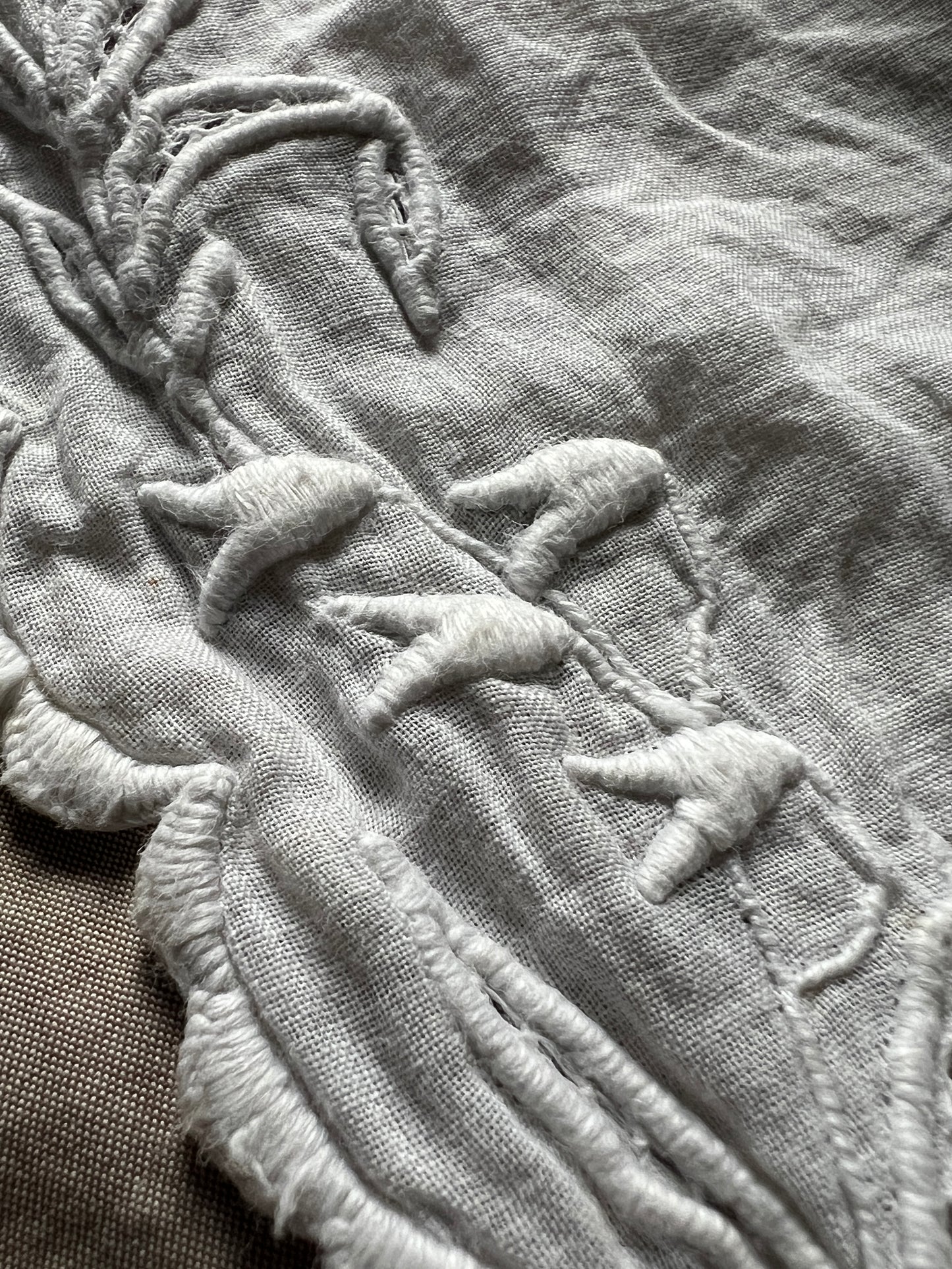 白刺繍ドレス裾