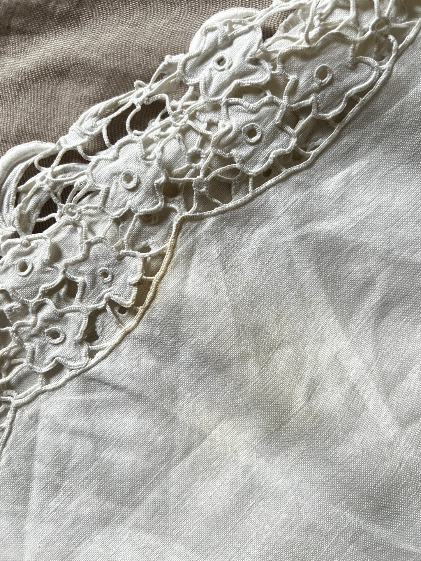 カットワーク刺繍飾り布