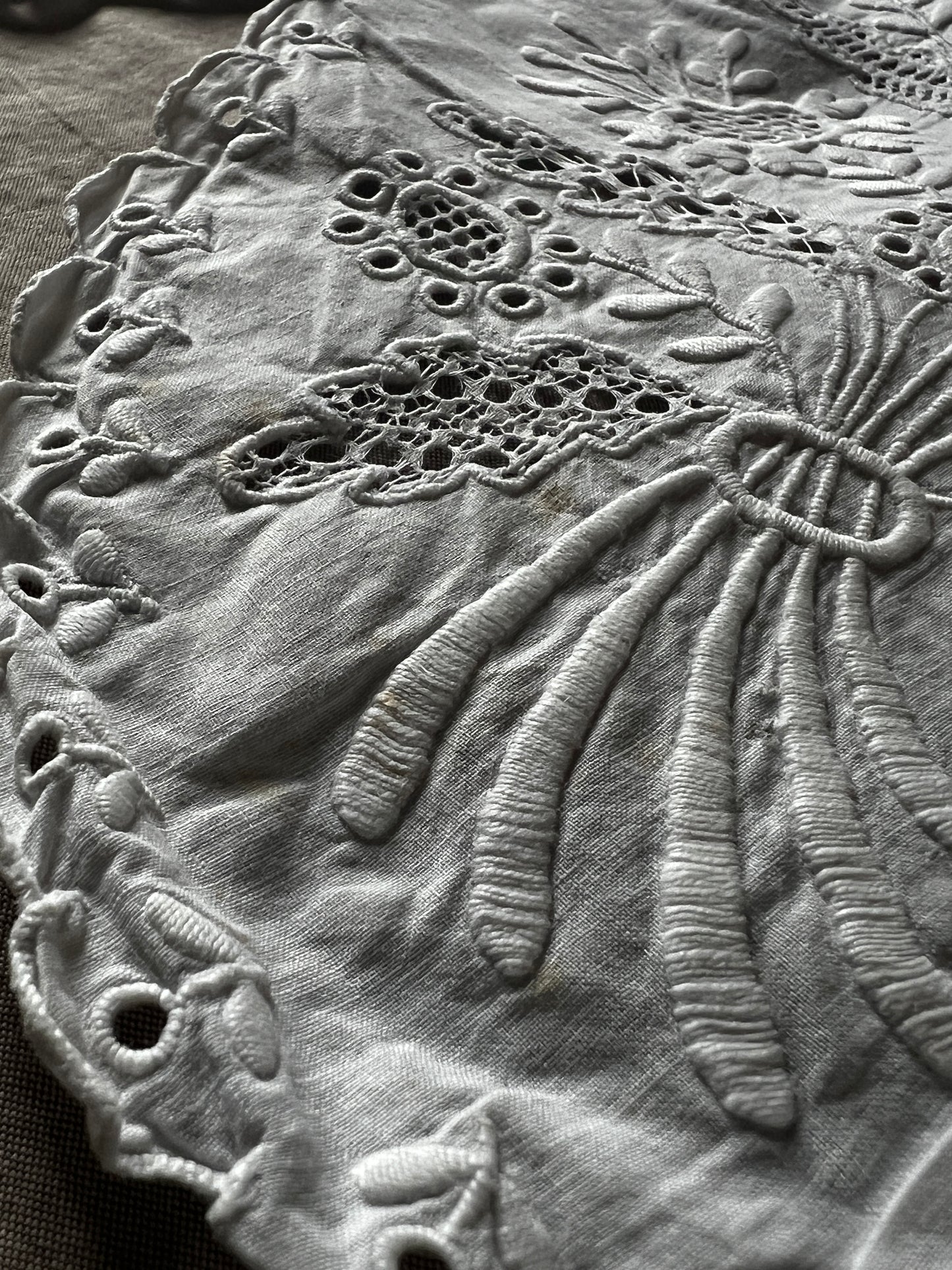 白刺繍入り飾り布