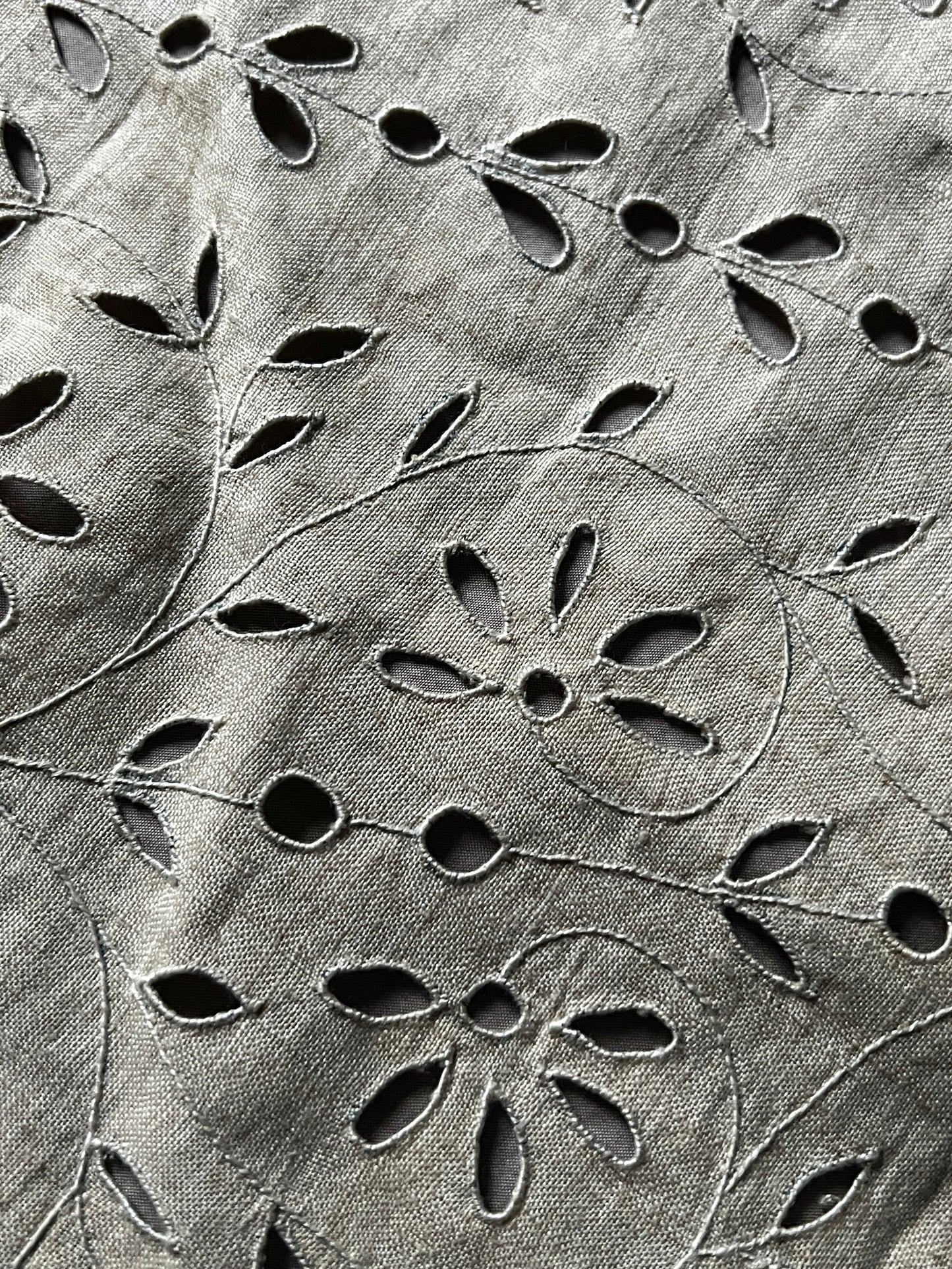 刺繍入りリネン端布