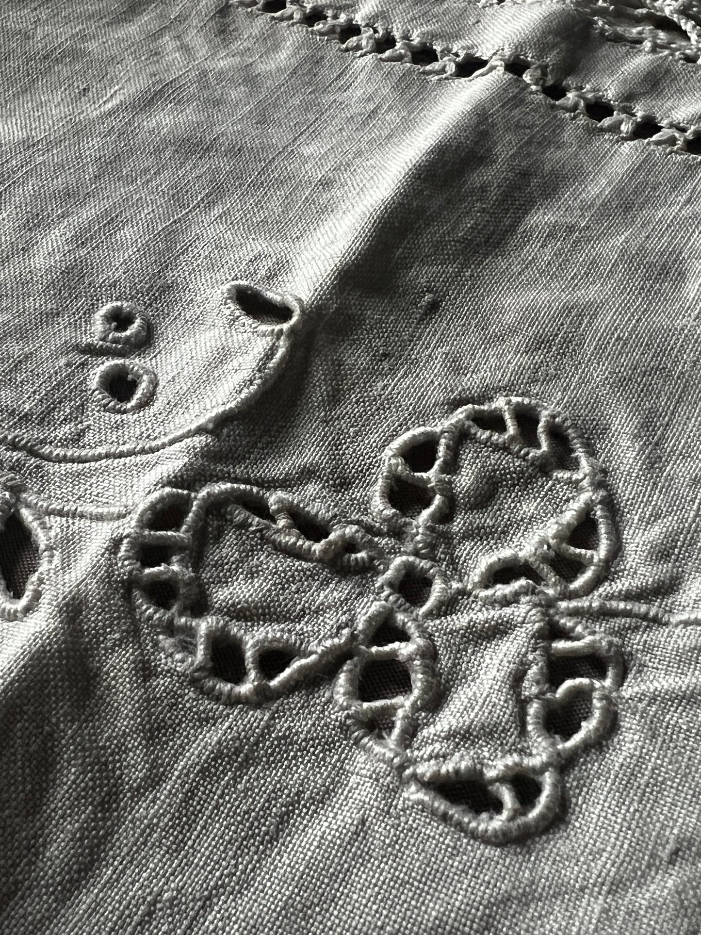 カットワーク刺繍リネンクロス