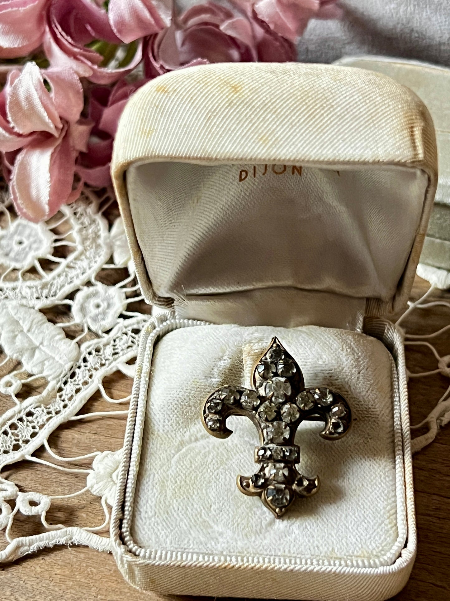 アンティークブローチ(百合の紋章)