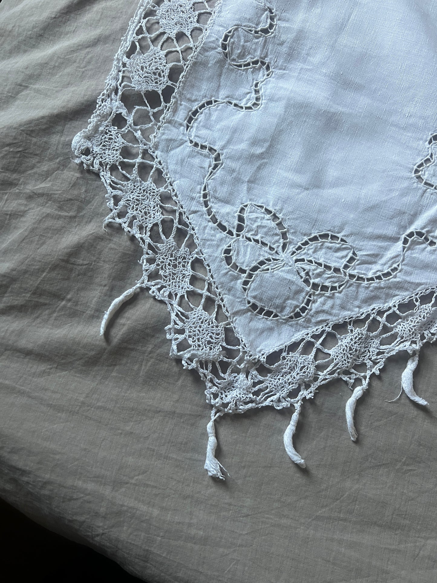 刺繍とレースの棚飾り