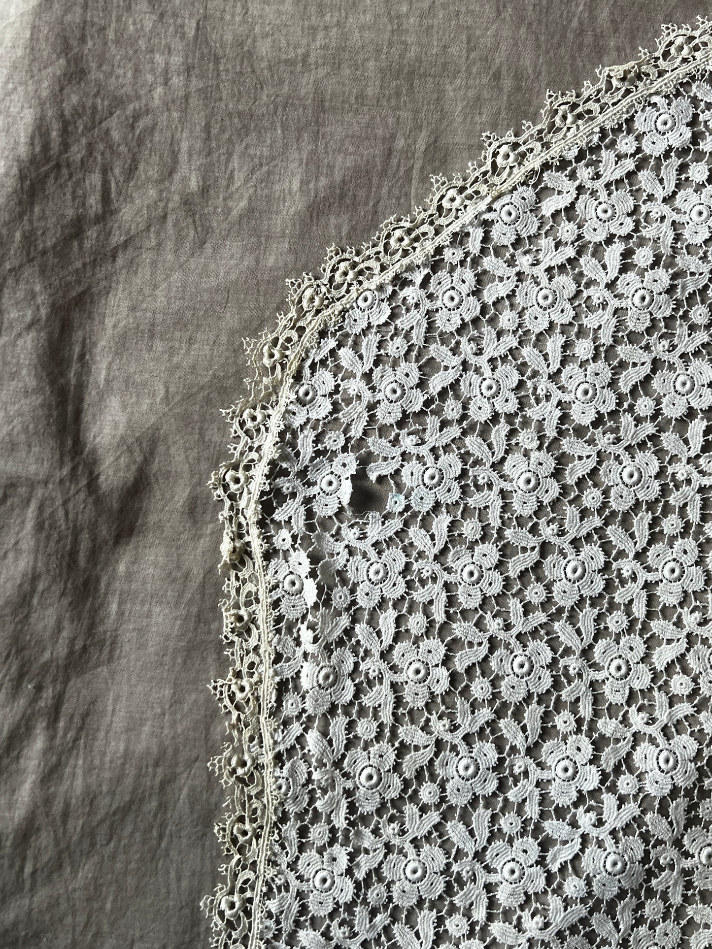 アンティークレースクロス(ダメージ)