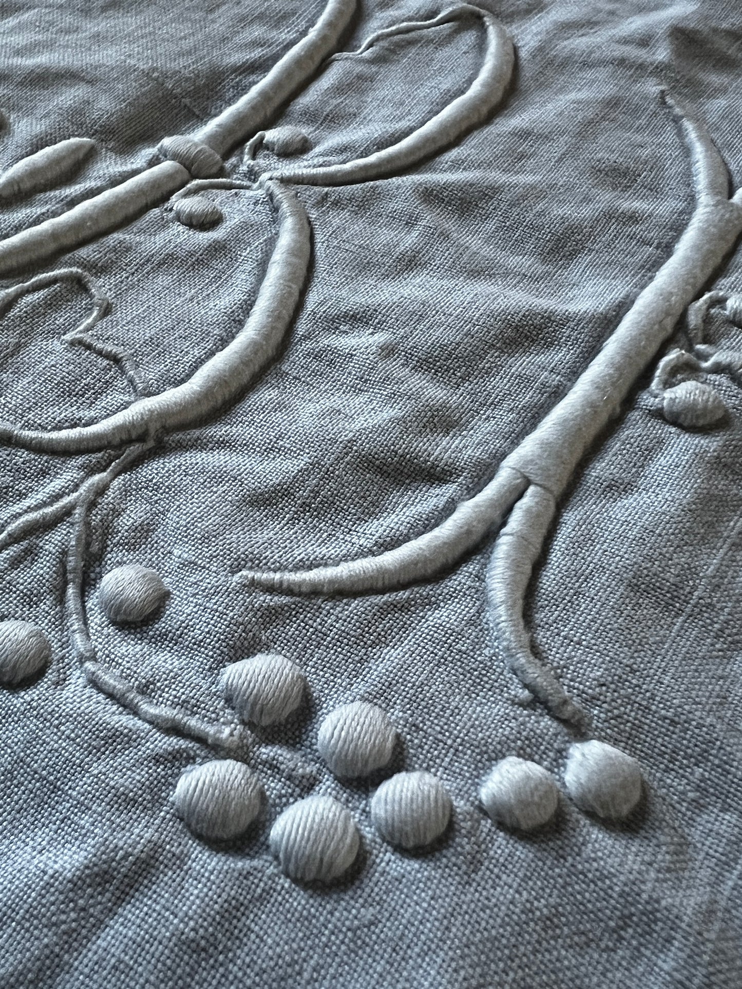 モノグラム刺繍入りリネン端布