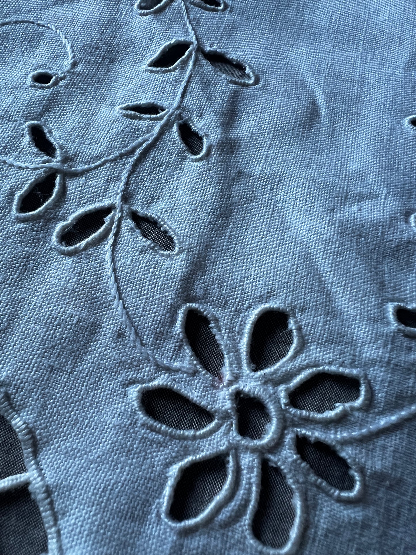 カットワーク刺繍クロス