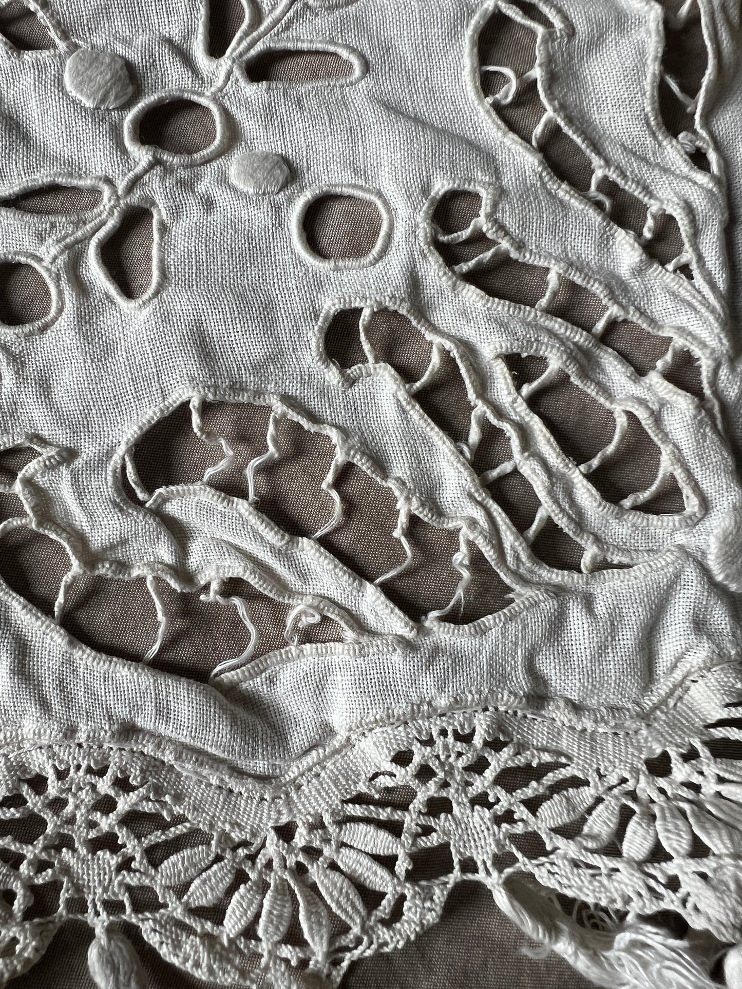 カットワーク刺繍飾り布