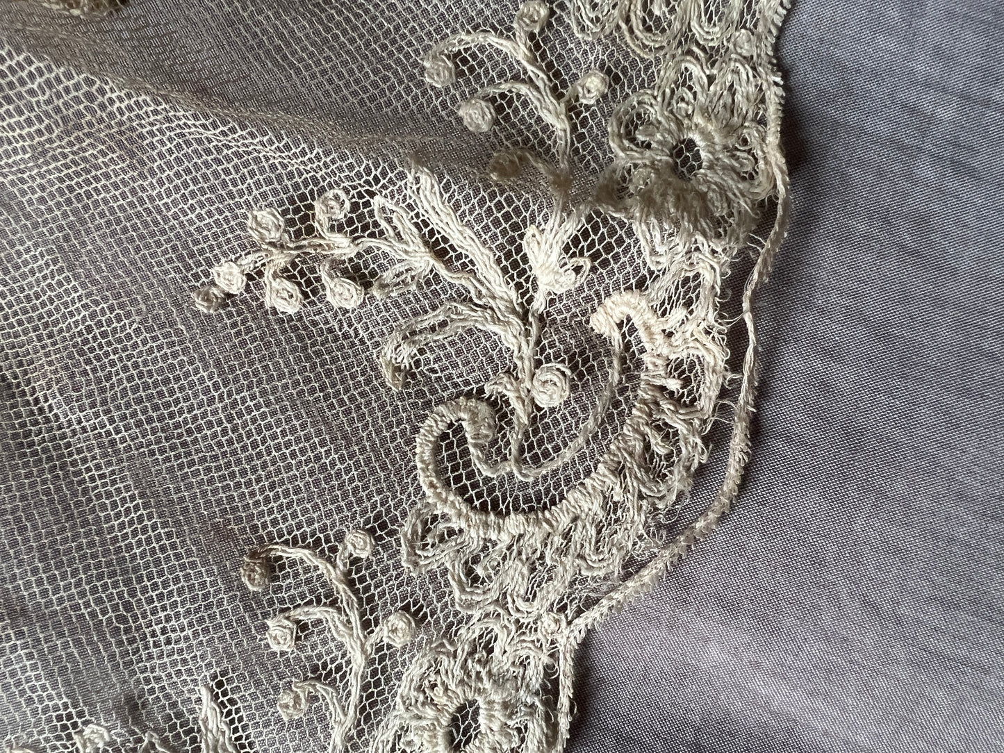 チュール刺繍レース