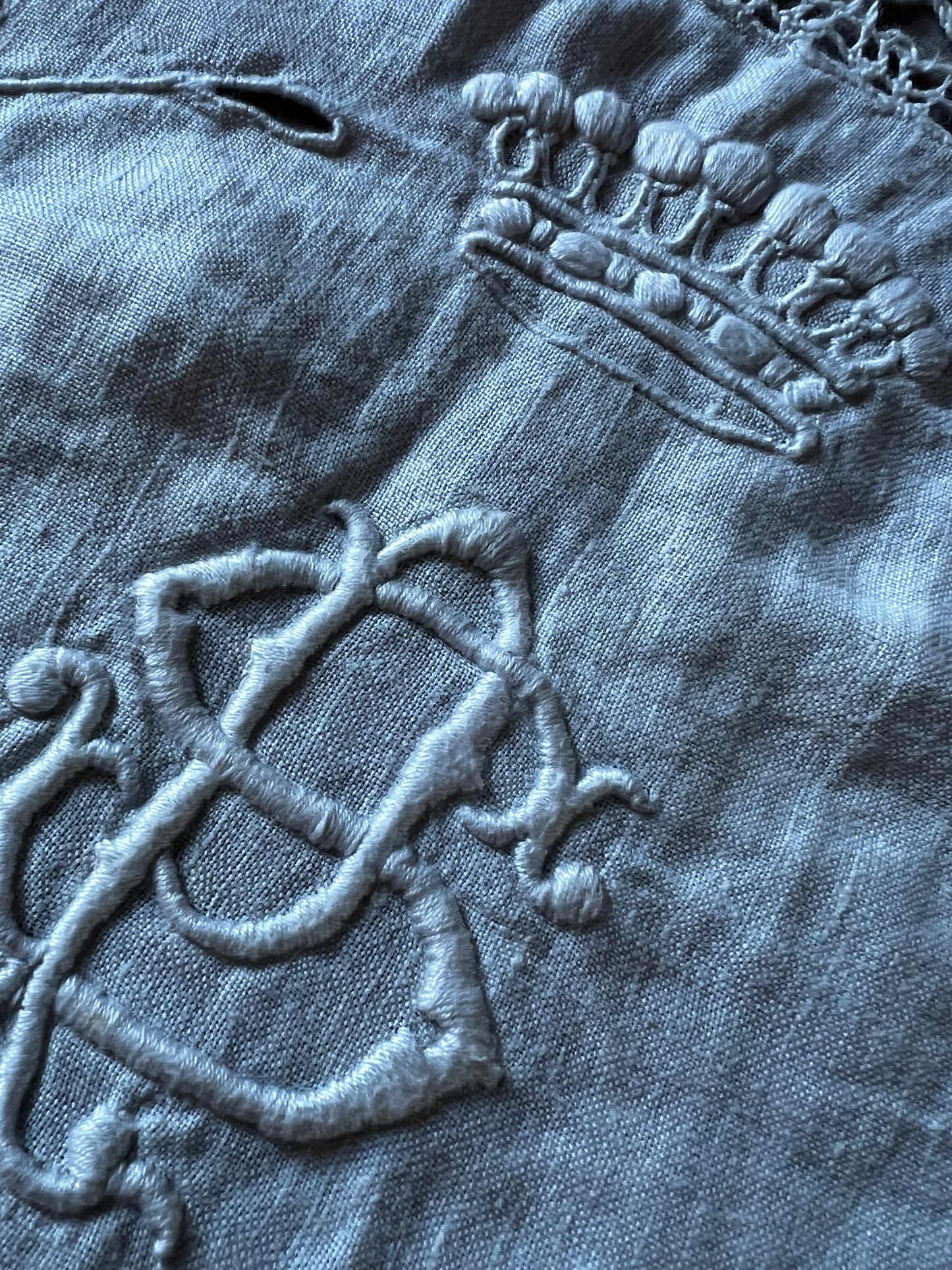 王冠+モノグラム刺繍とレースの大判クロス