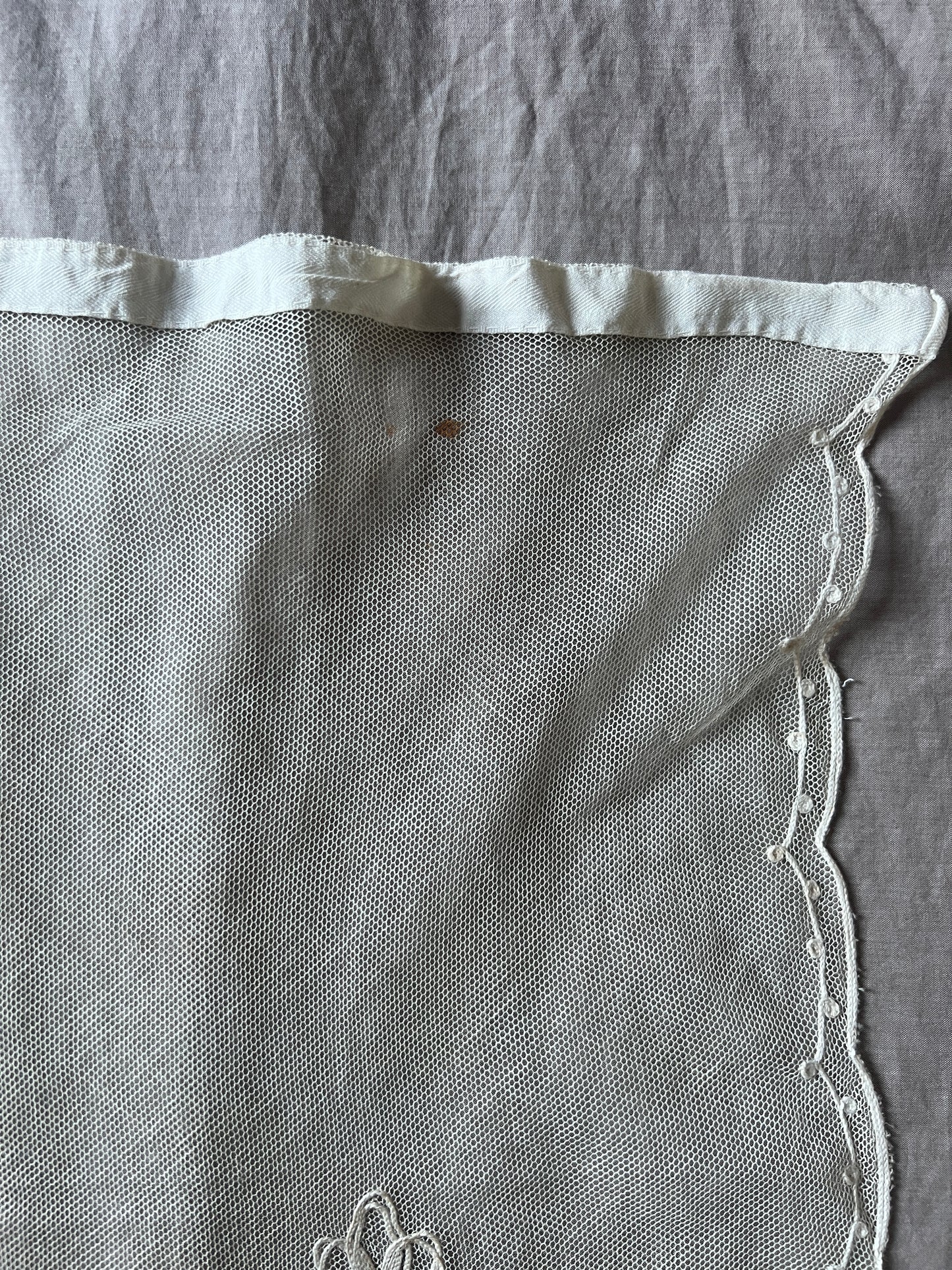 チュール刺繍レースのミニカーテン