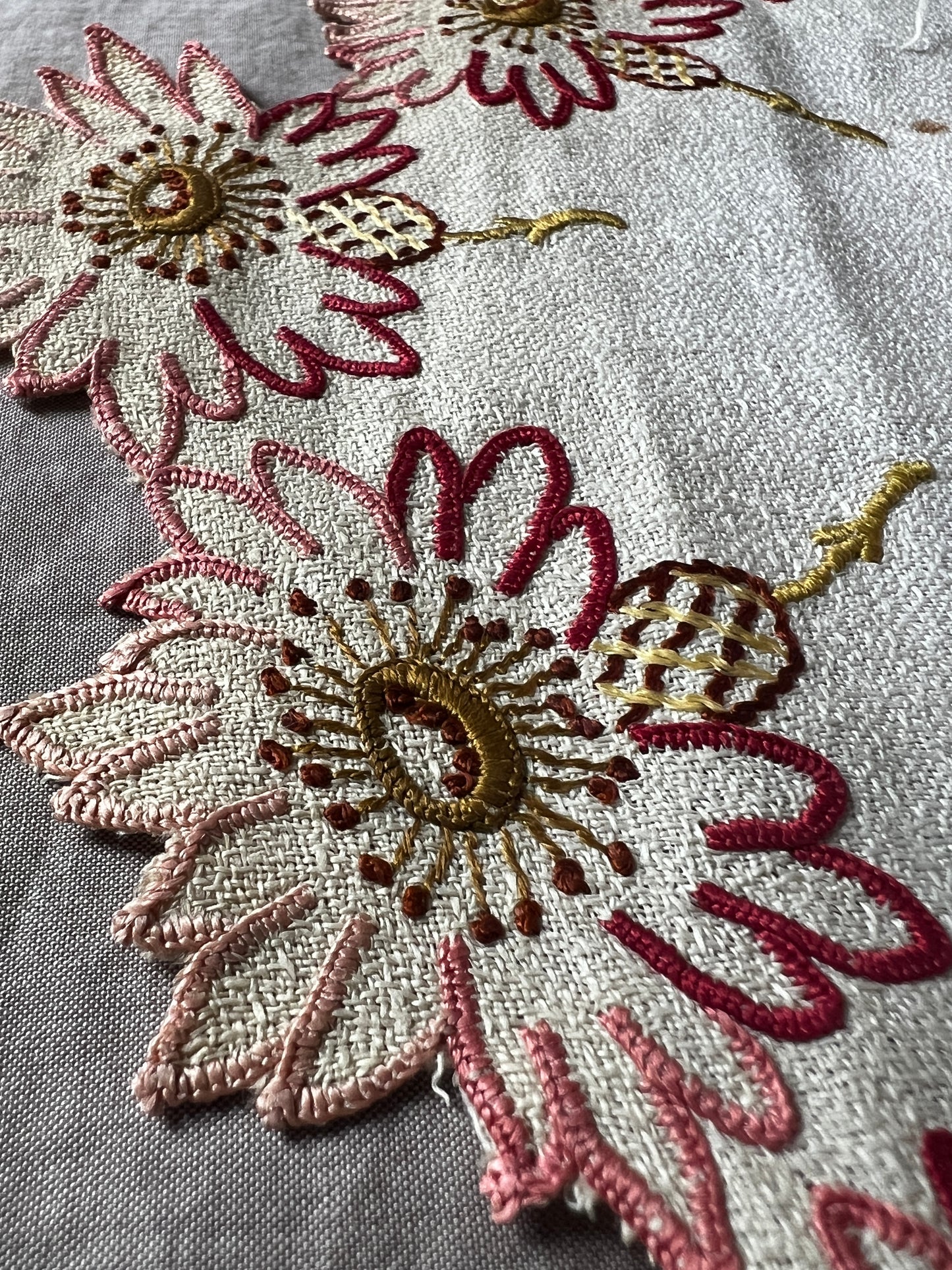 お花の刺繍のドイリー