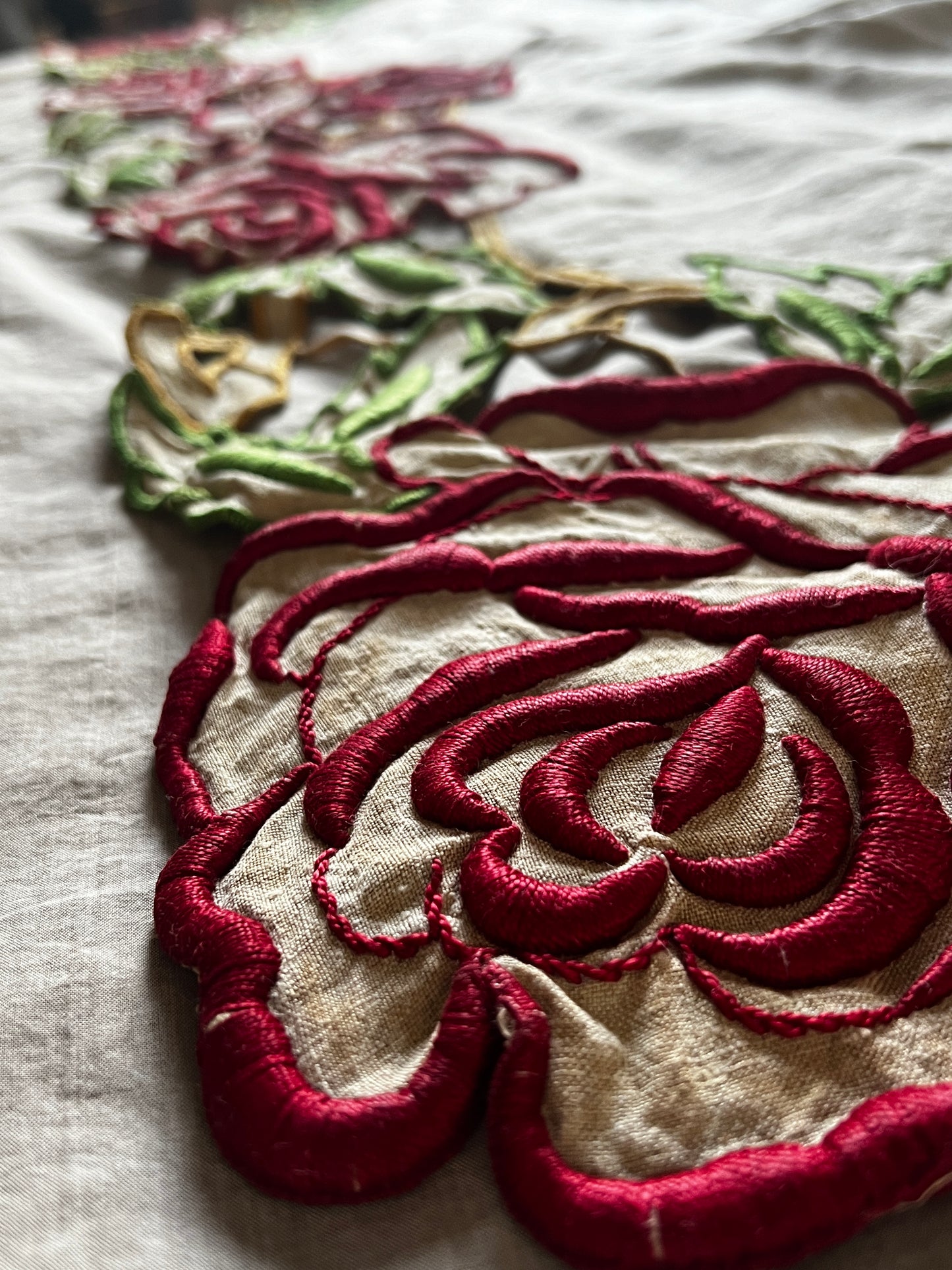 薔薇の刺繍の棚飾り