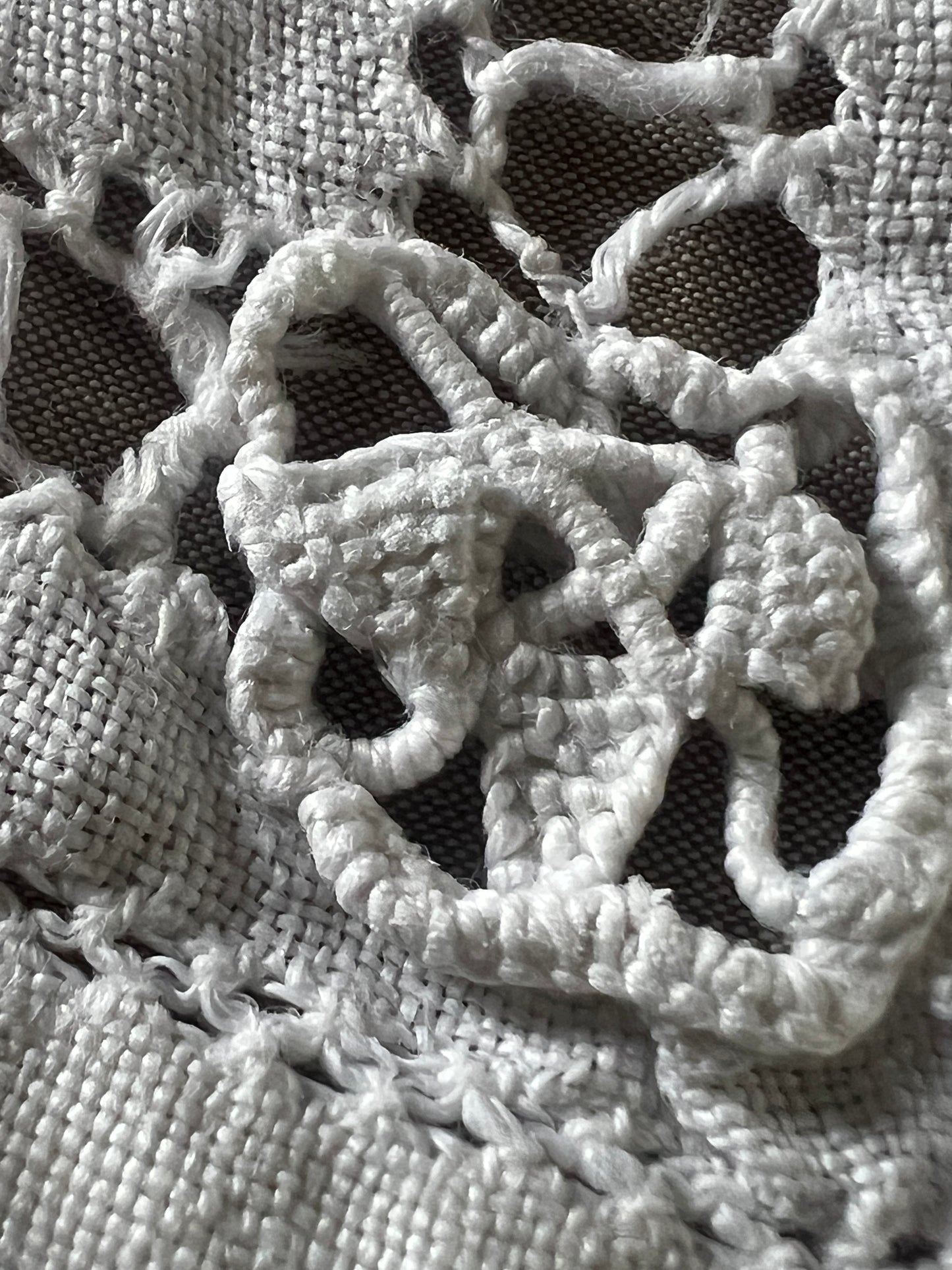 カットワーク刺繍リネンクロス