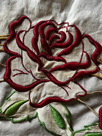 薔薇の刺繍の棚飾り