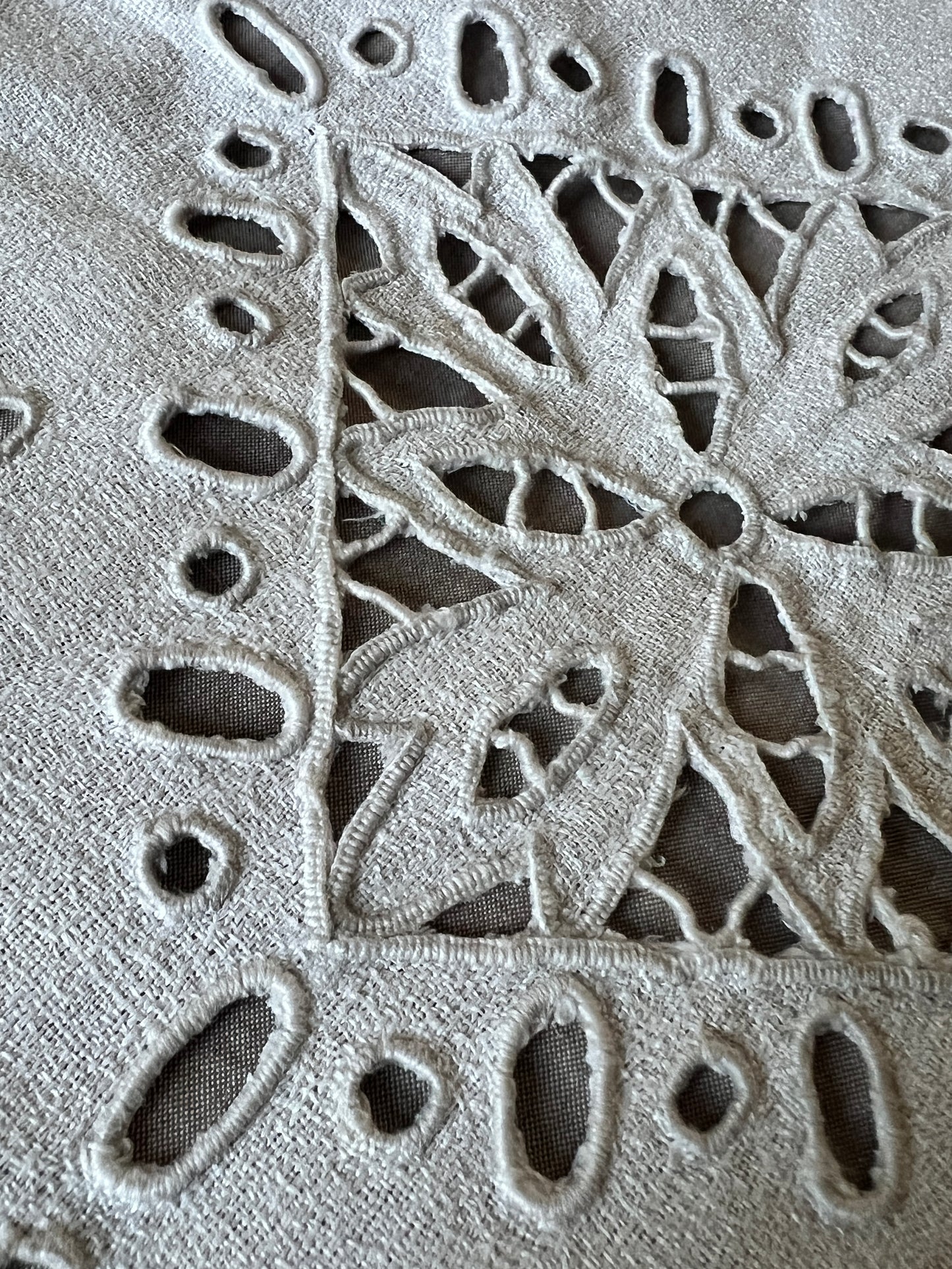 ★カットワークレース飾り布