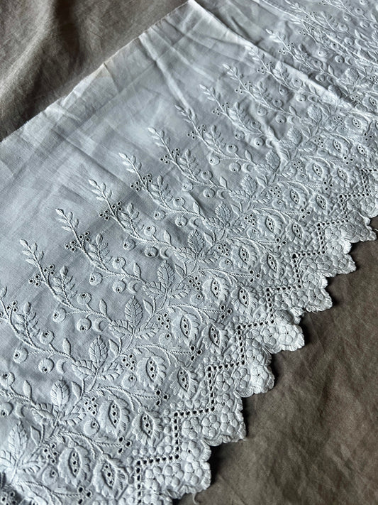 白刺繍裾飾り