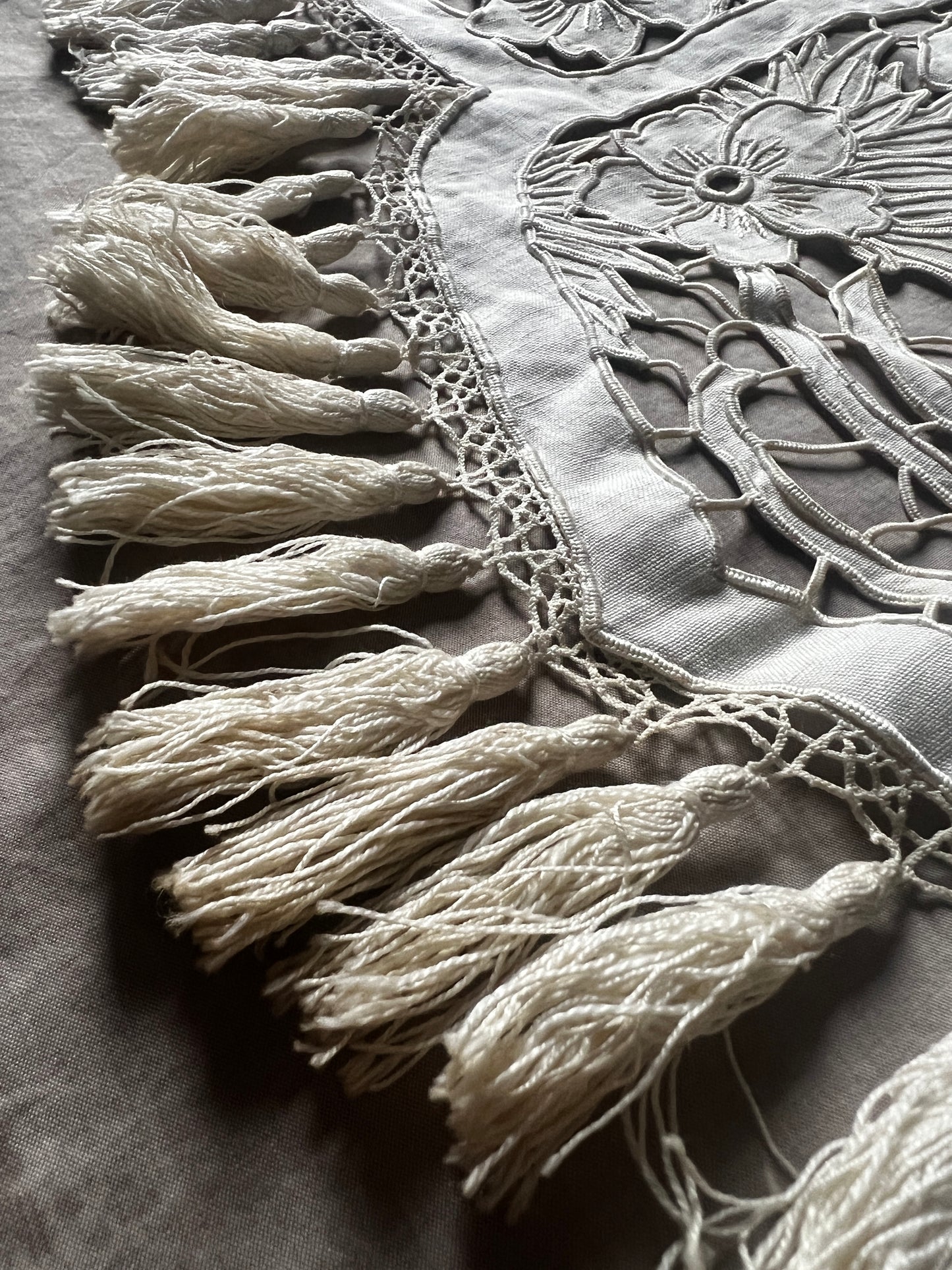 鳥の刺繍のミニカーテン