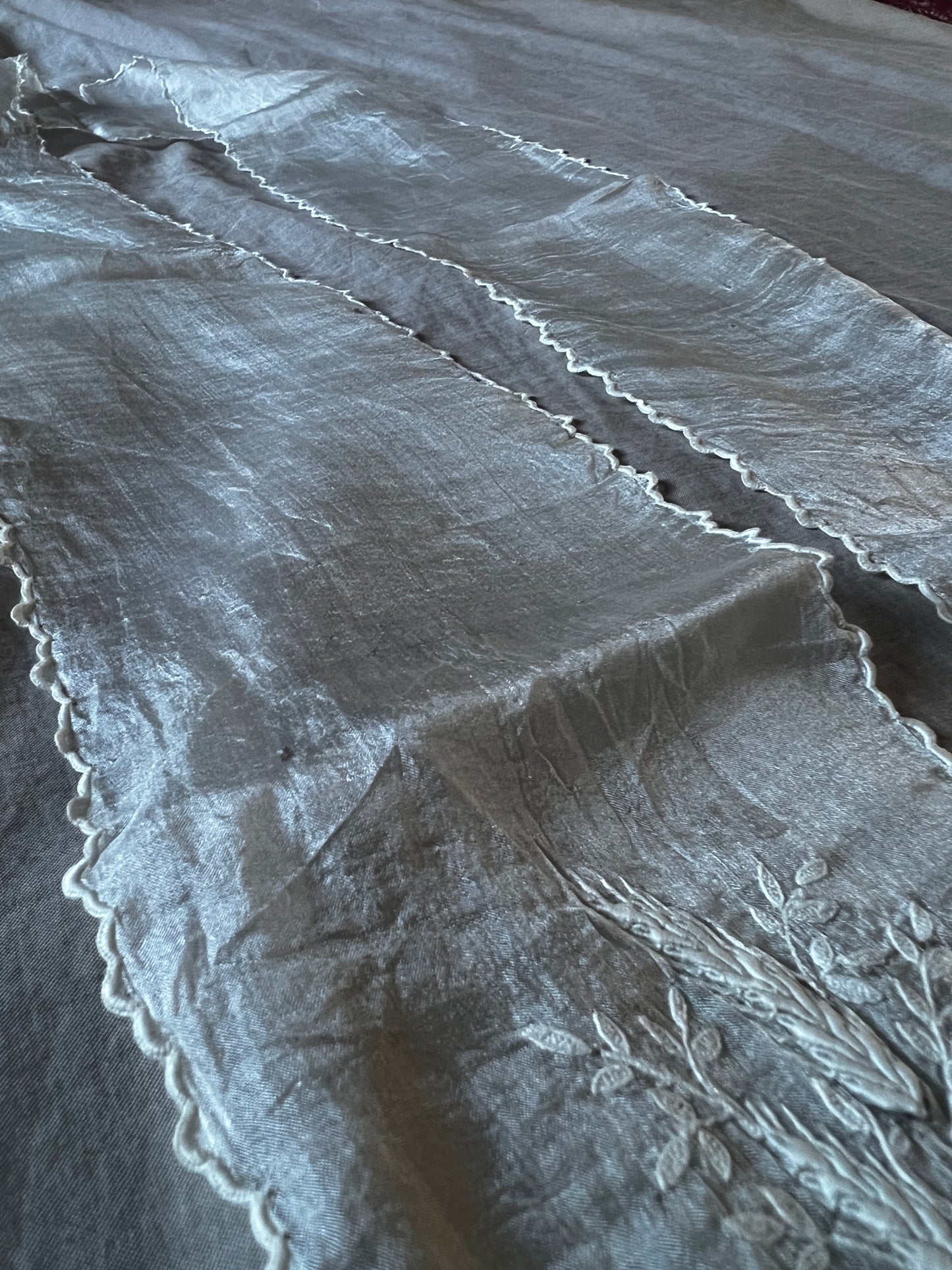 シルクサテン白刺繍ラペット