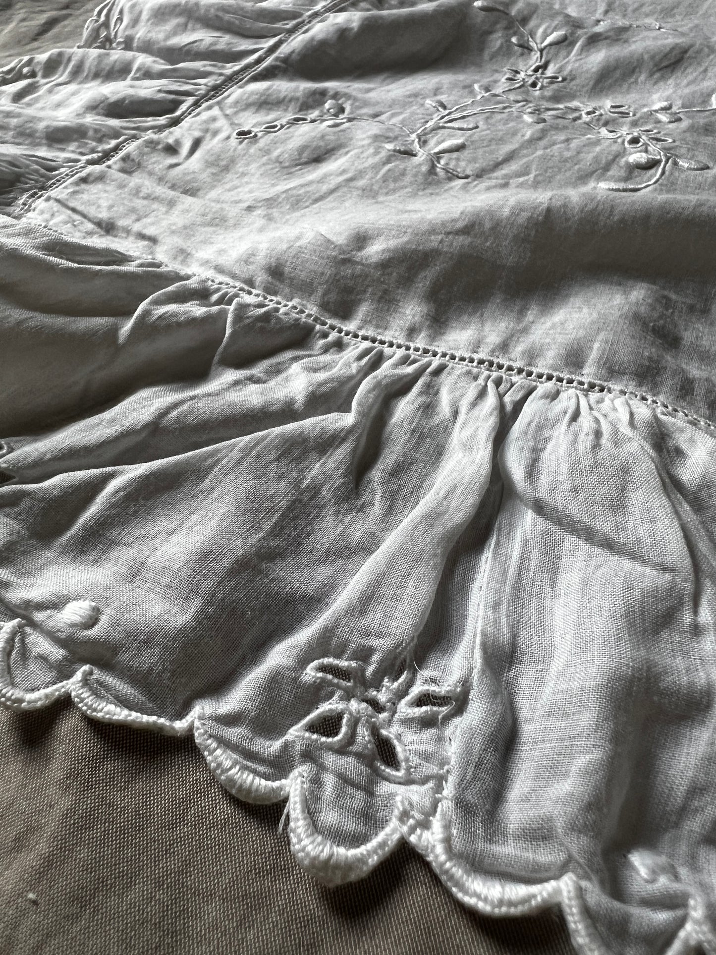 フリルとリボンの刺繍クロス