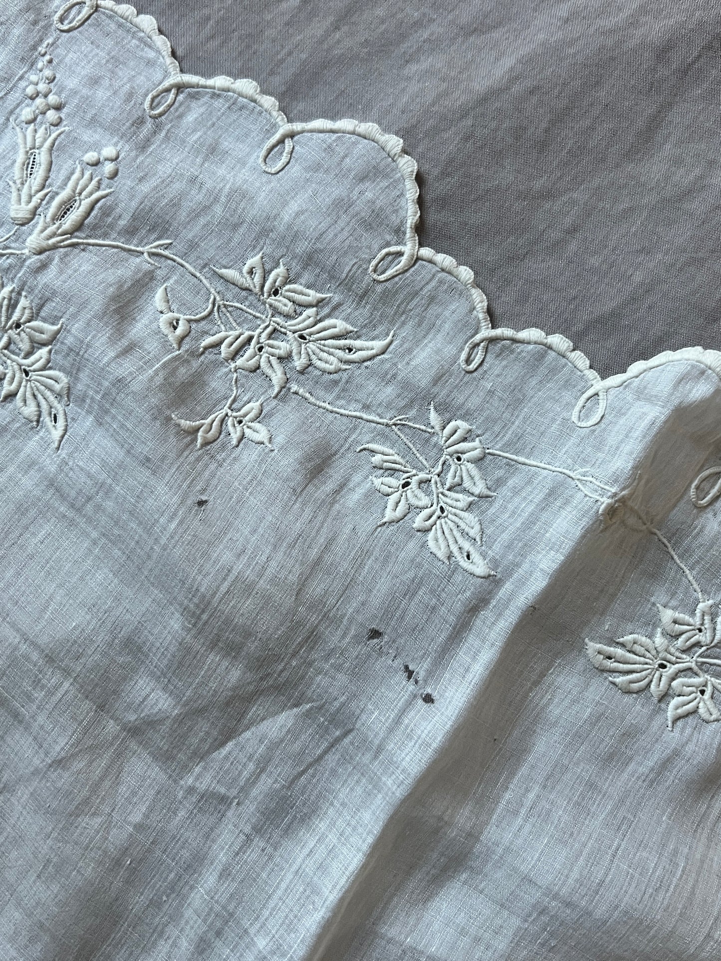 白刺繍ハンカチ(ダメージ)