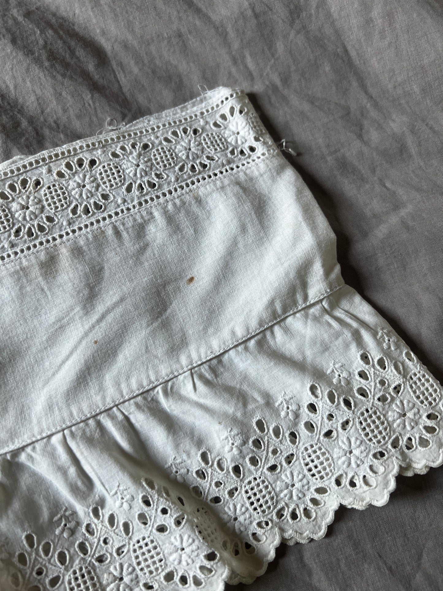 刺繍レース裾飾り