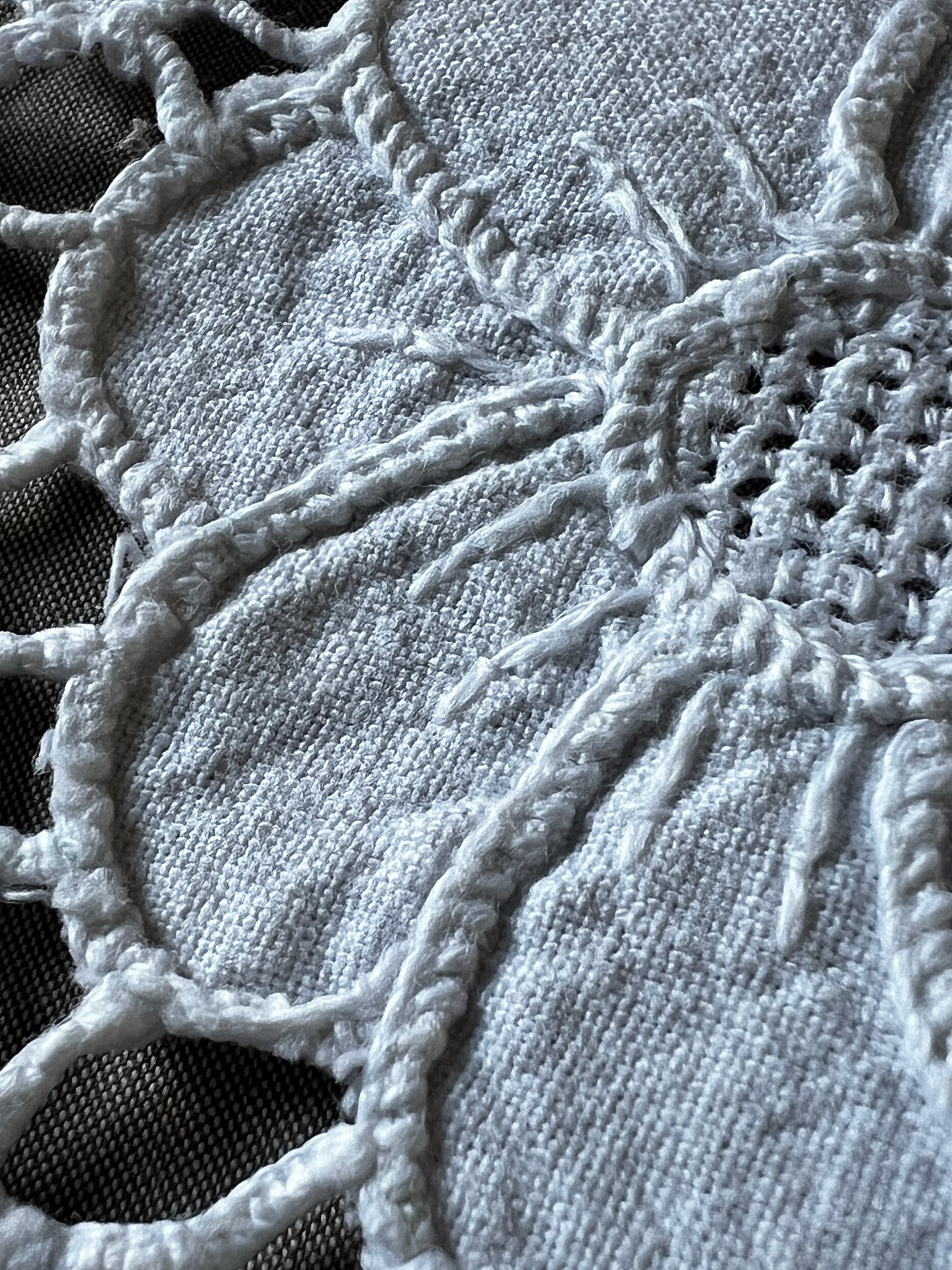 カットワークドイリー