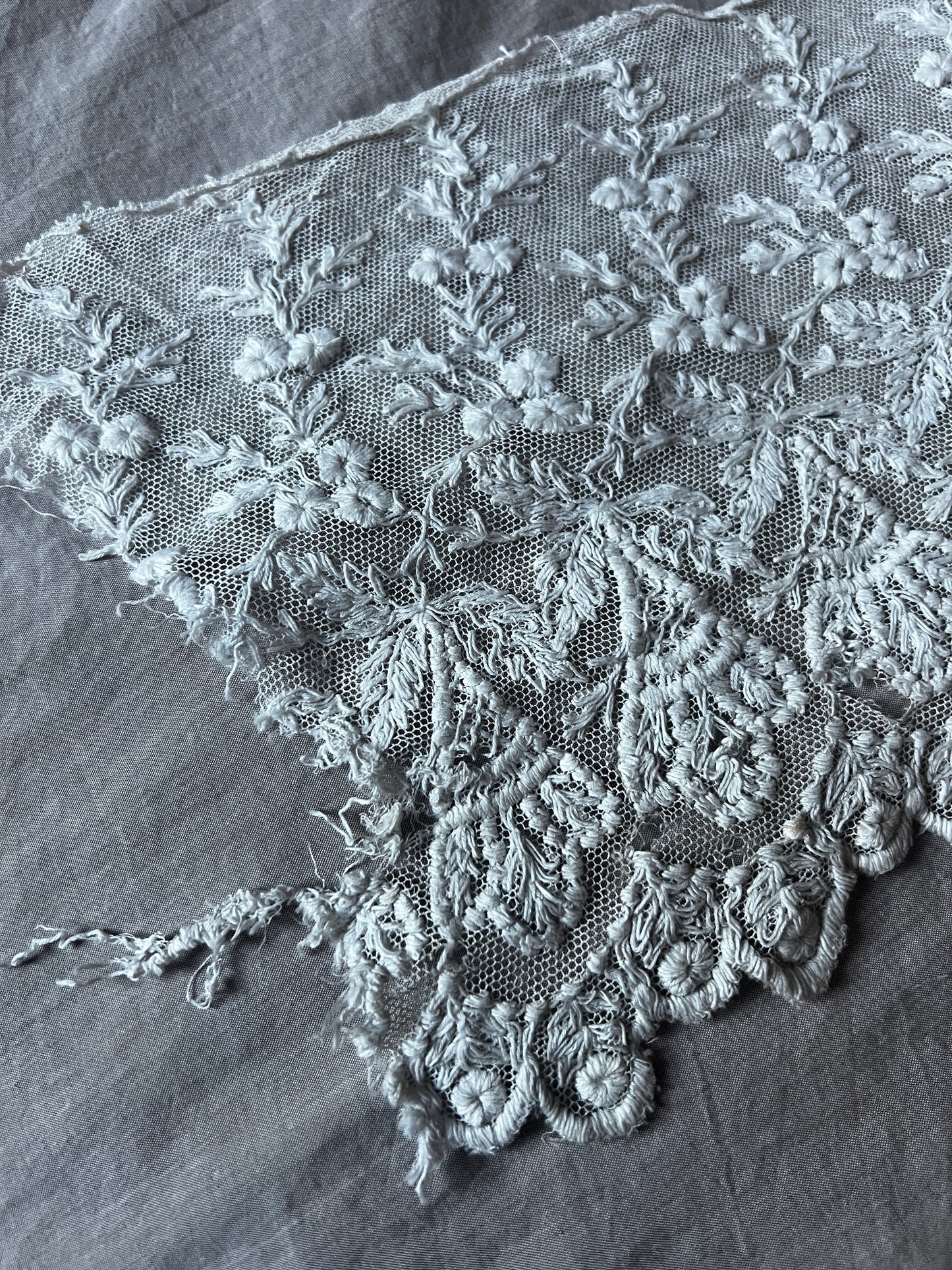 チュール刺繍レース