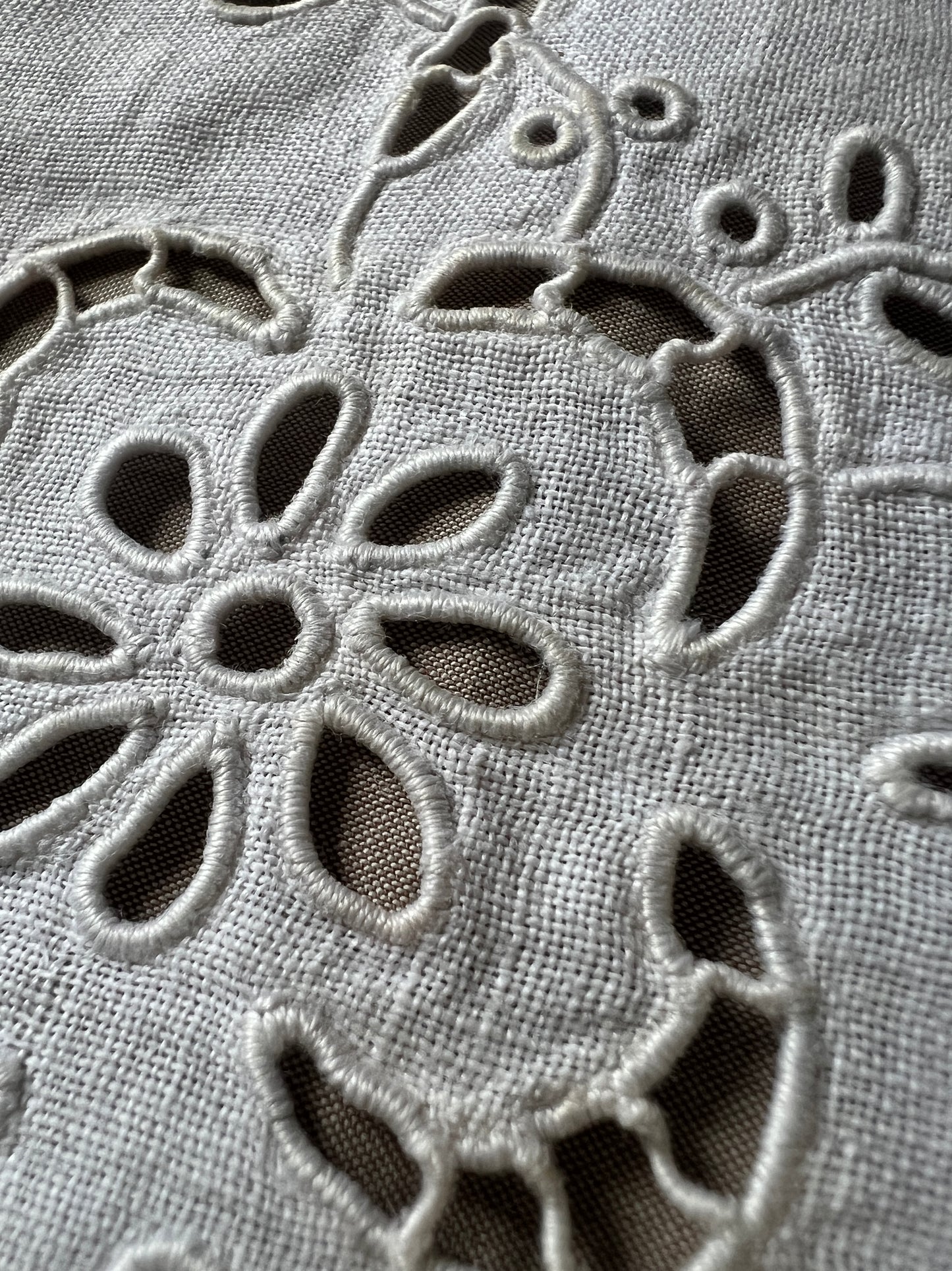カットワーク刺繍クロス