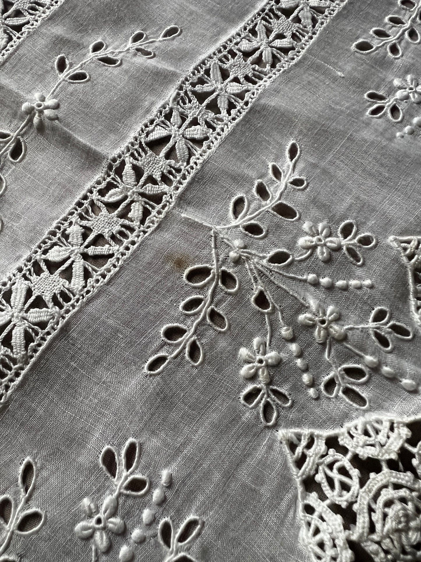 刺繍とレースのクロス
