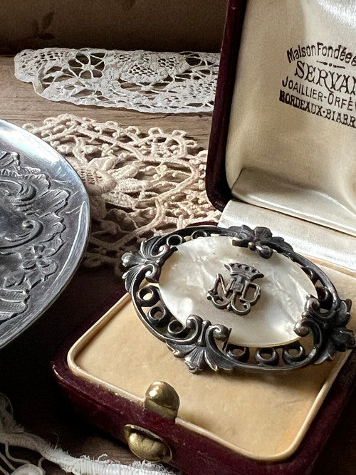 メタルブローチ