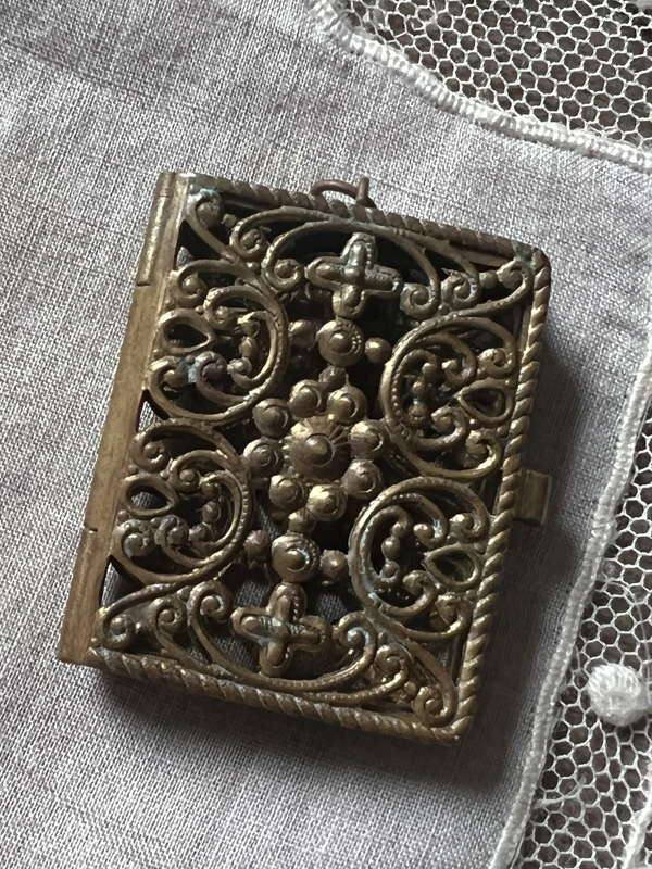 透かし細工の真鍮チャーム