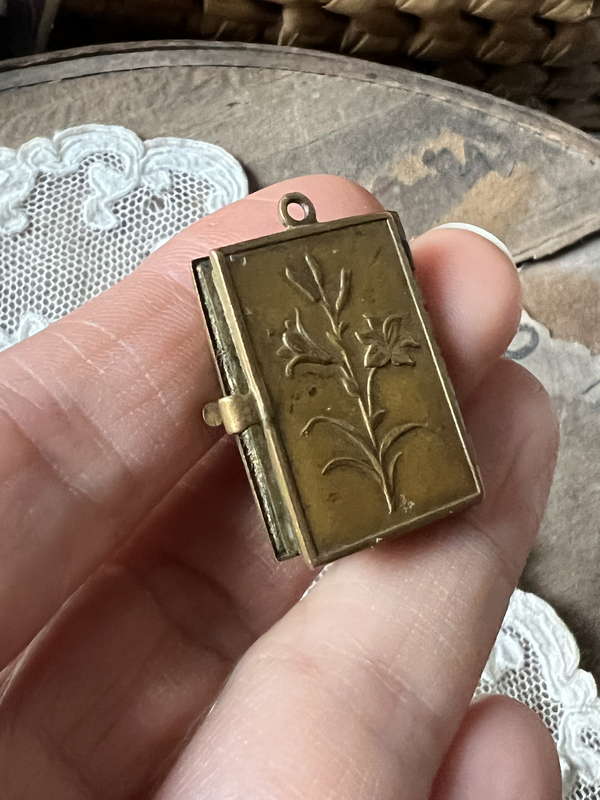 真鍮製ミニブックチャーム