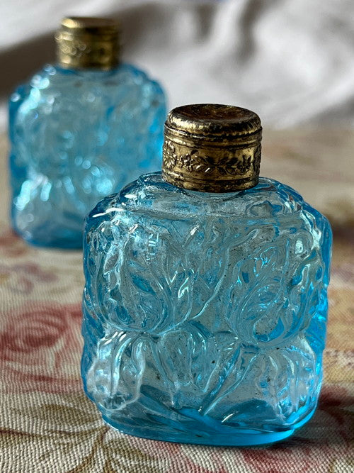 ガラスの香水瓶(ライトブルークリア) – France Antique 銀色アンティーク