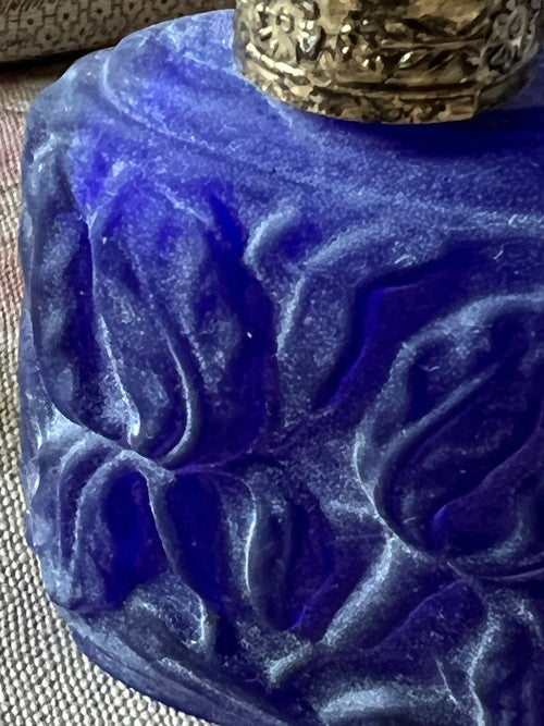 ガラスの香水瓶(ブルーマット)