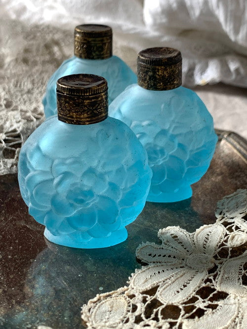 ガラスの香水瓶(ライトブルーマット) – France Antique 銀色アンティーク