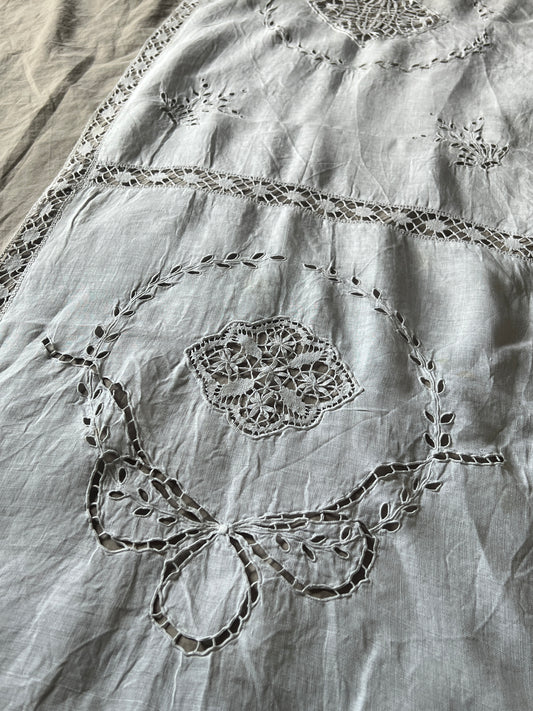レースと刺繍のクロス