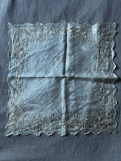 シルクサテンの刺繍ハンカチ