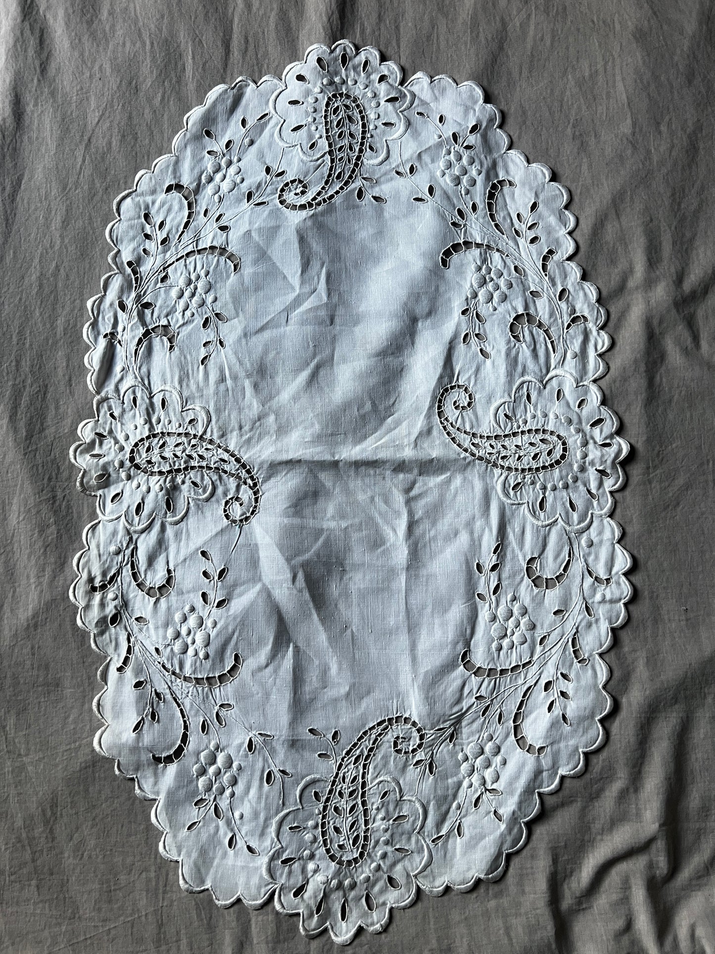 ★カットワーク楕円形クロス