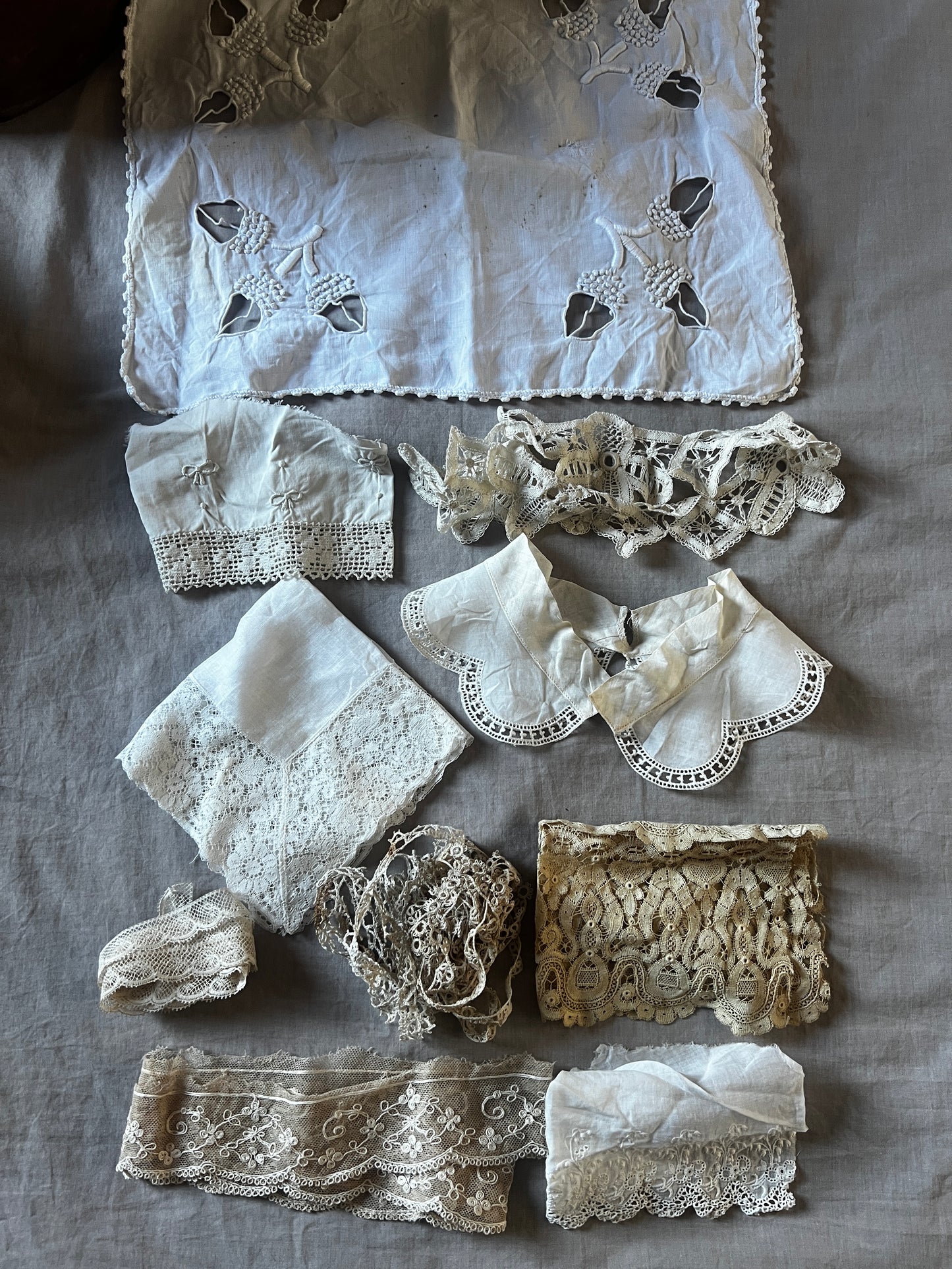 古い糸木箱とアンティークレースセット