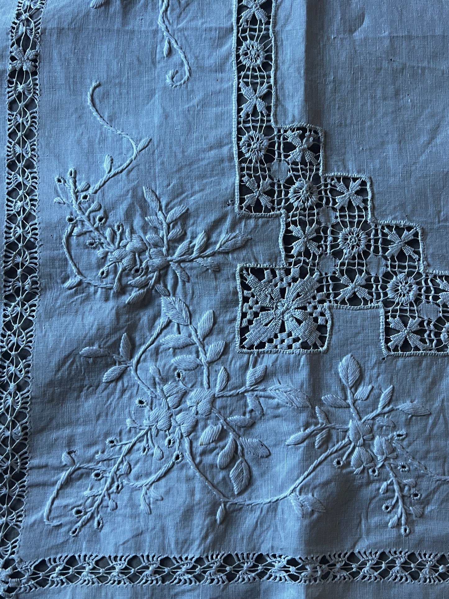 刺繍とレースのクロス