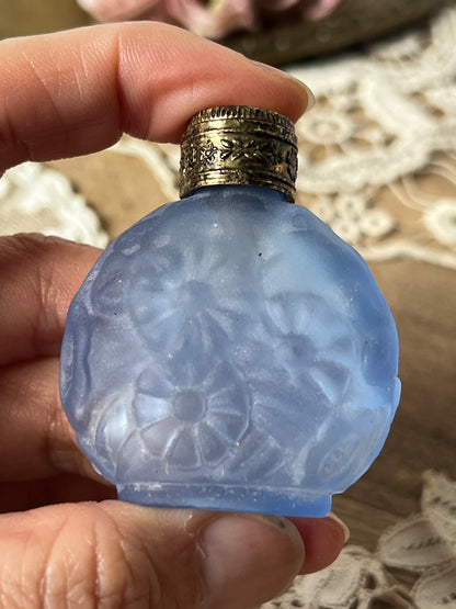 ★古い小瓶(ブルーマット)