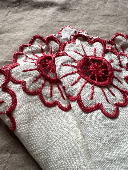 赤糸刺繍ドイリー