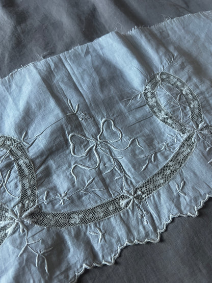 白刺繍とレースの端布