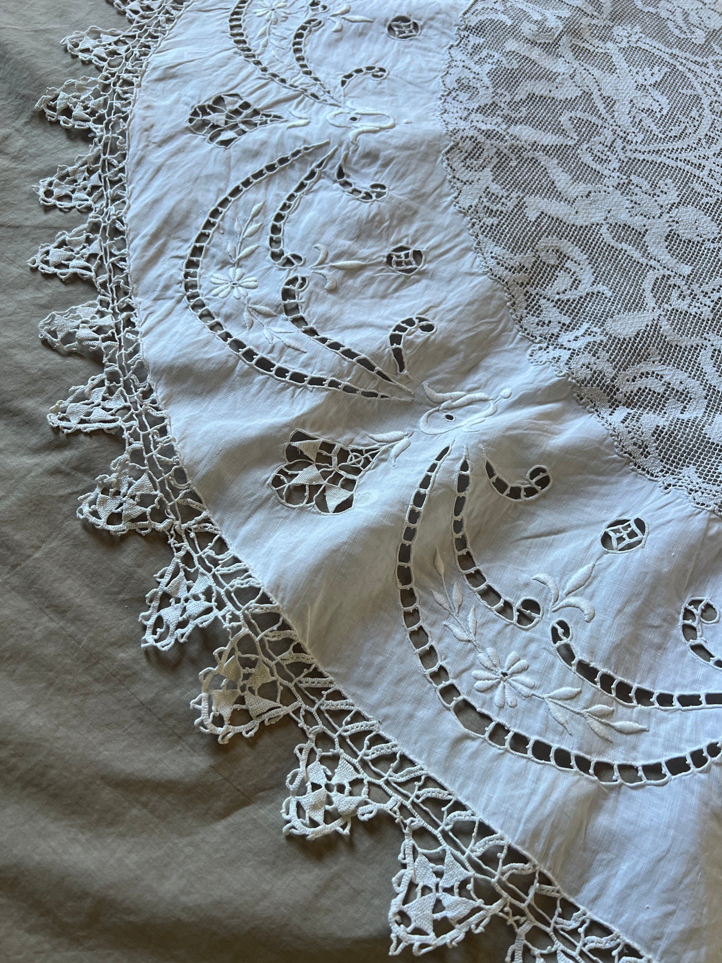 刺繍とレースの円形クロス(天使)
