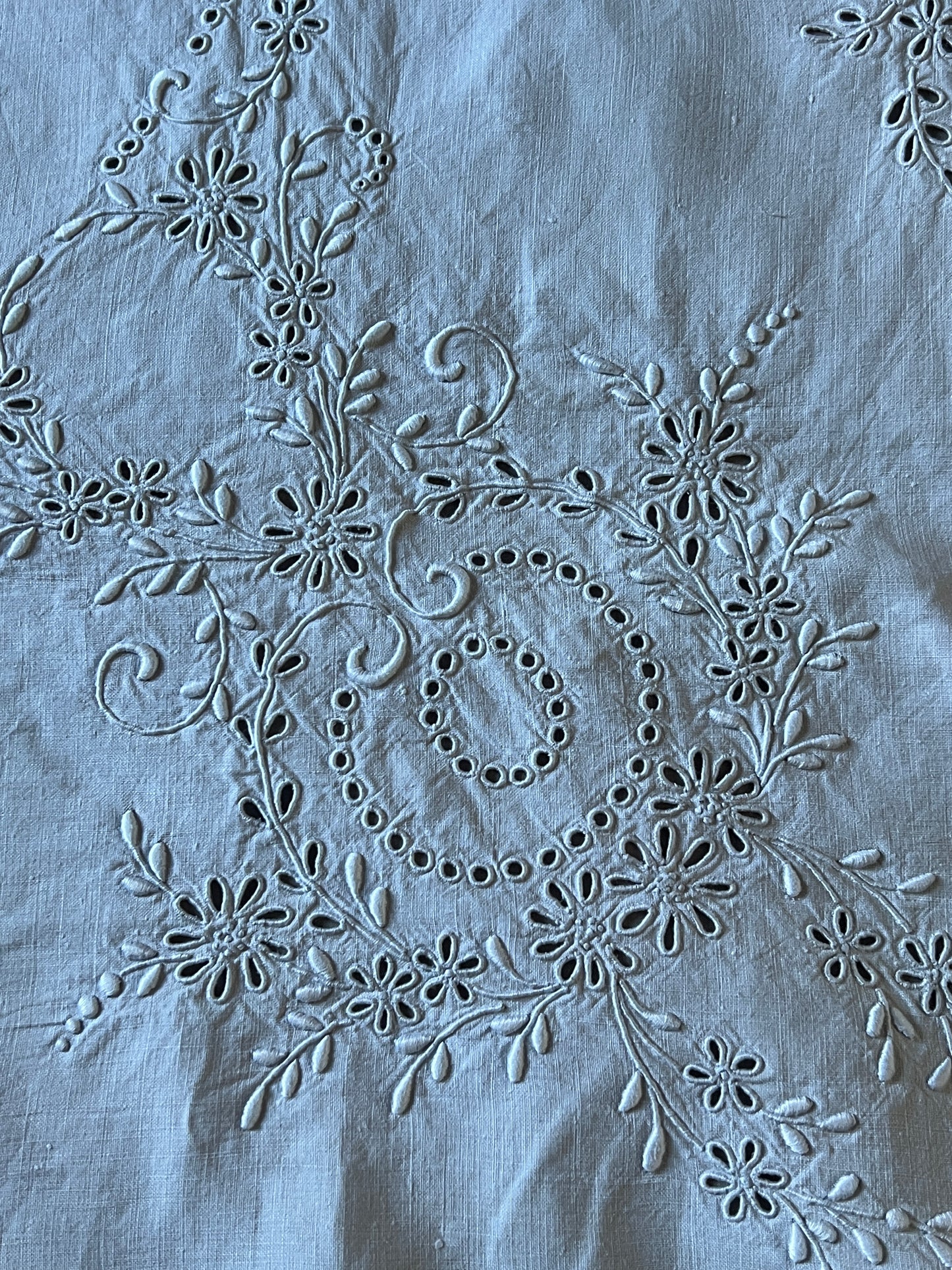 カットワーク刺繍の正方形クロス