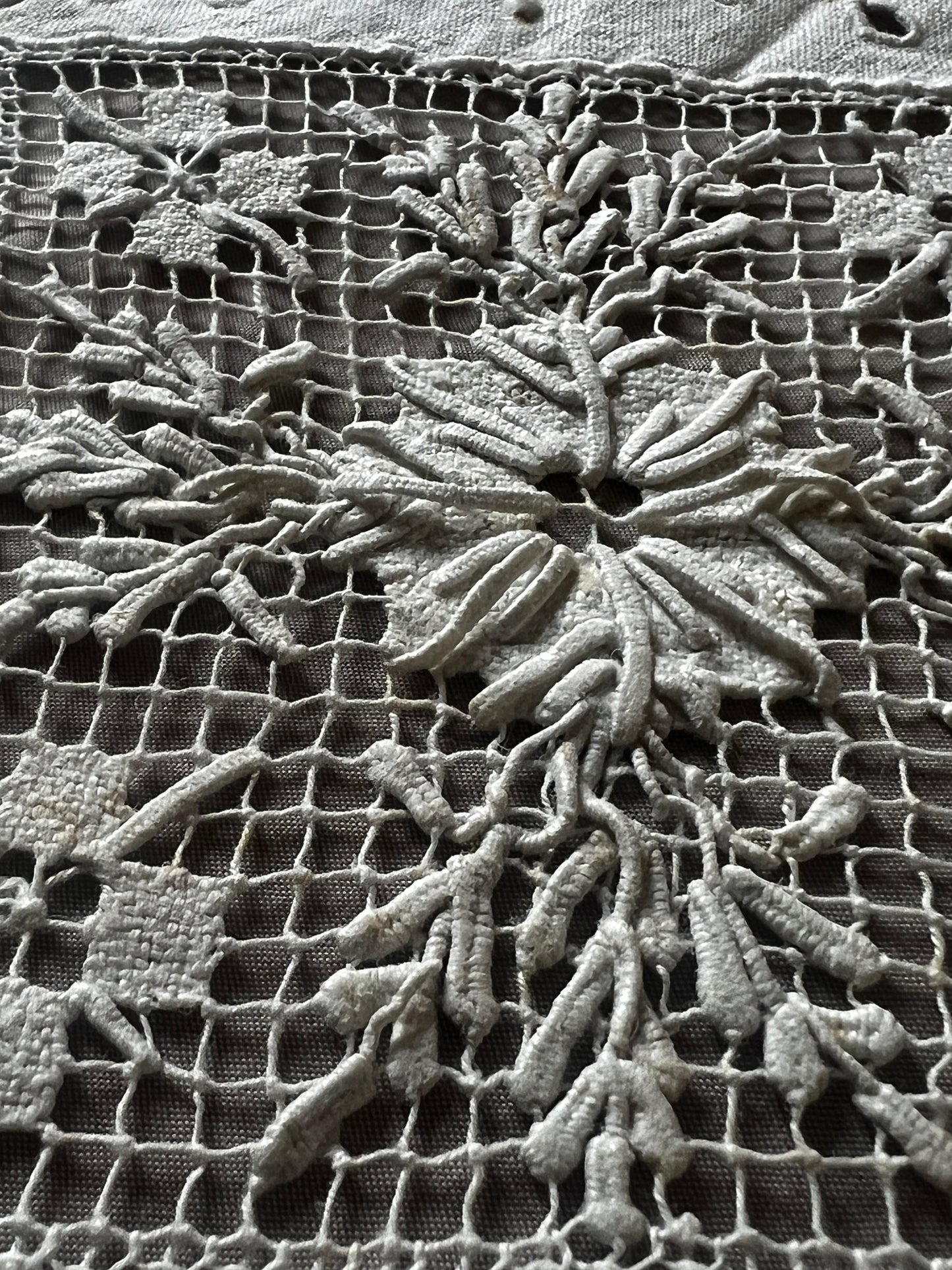 レースと刺繍のドイリー