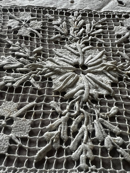 レースと刺繍のドイリー