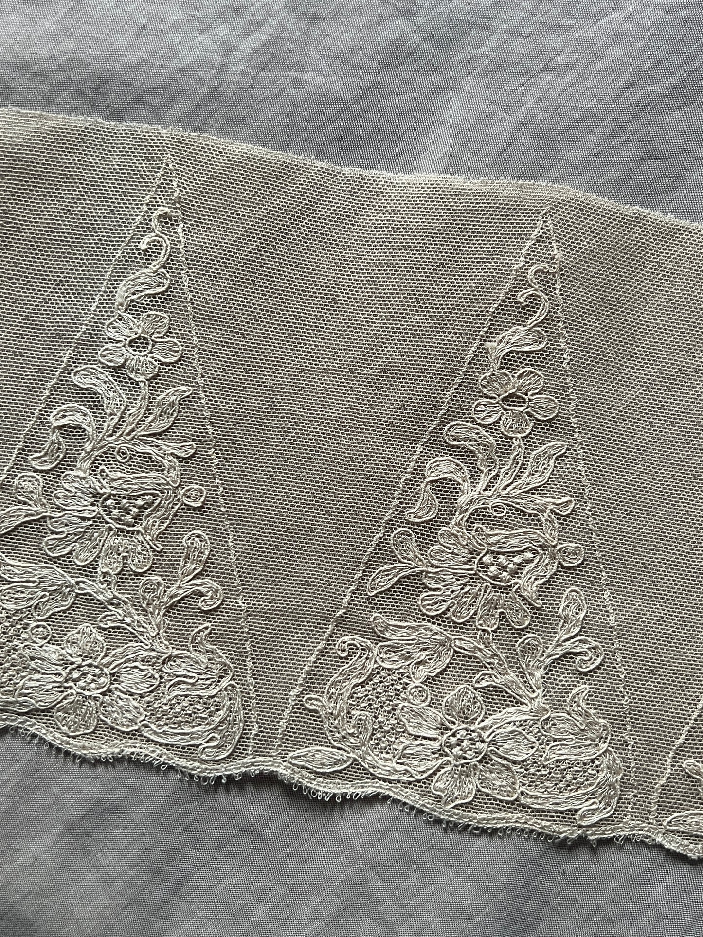 チュール刺繍レース