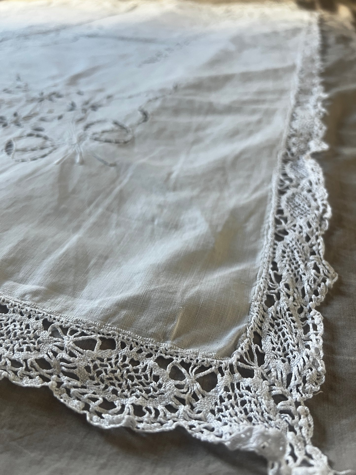 カットワークク刺繍大判クロス