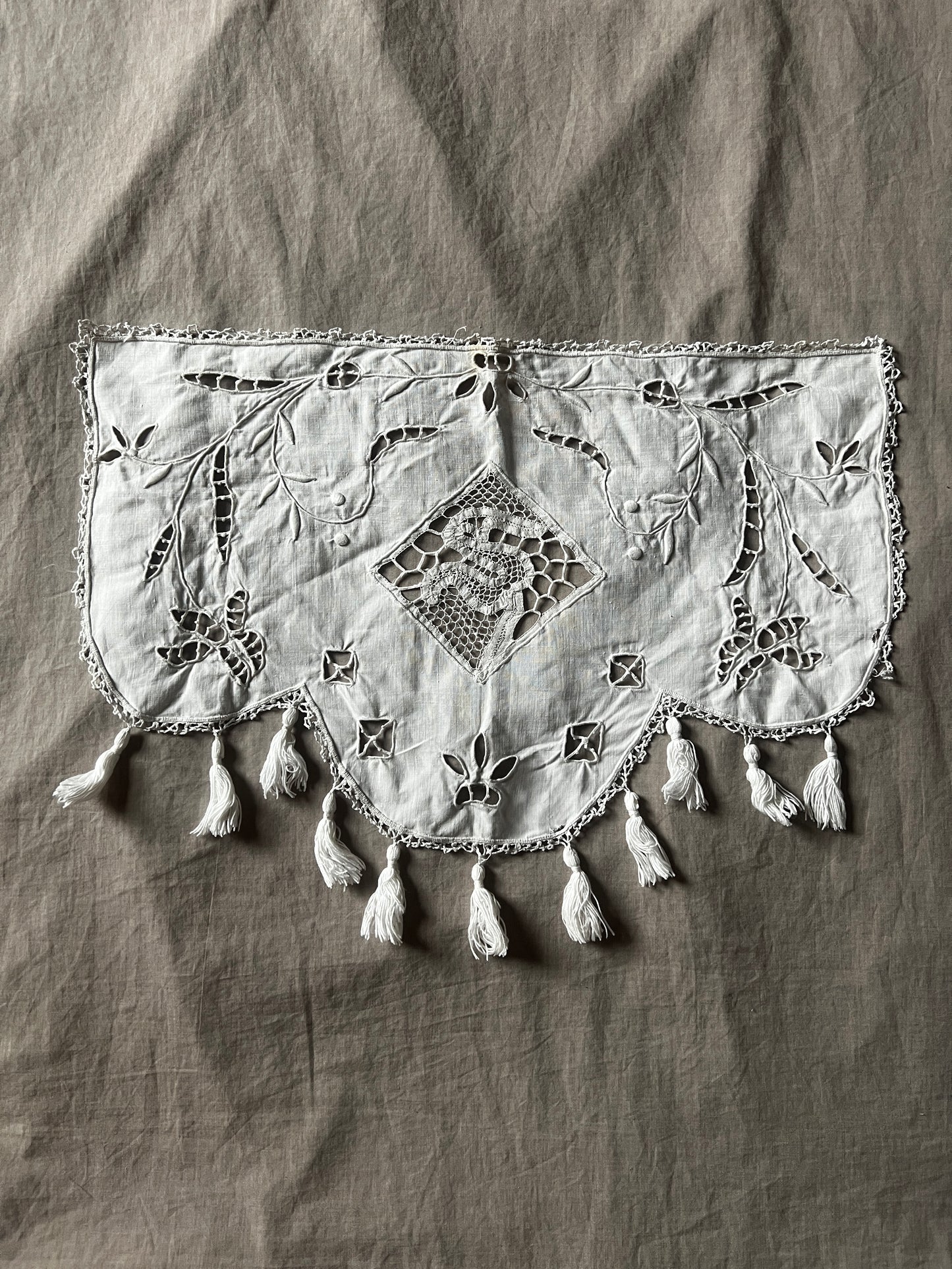 刺繍とレースの飾り布